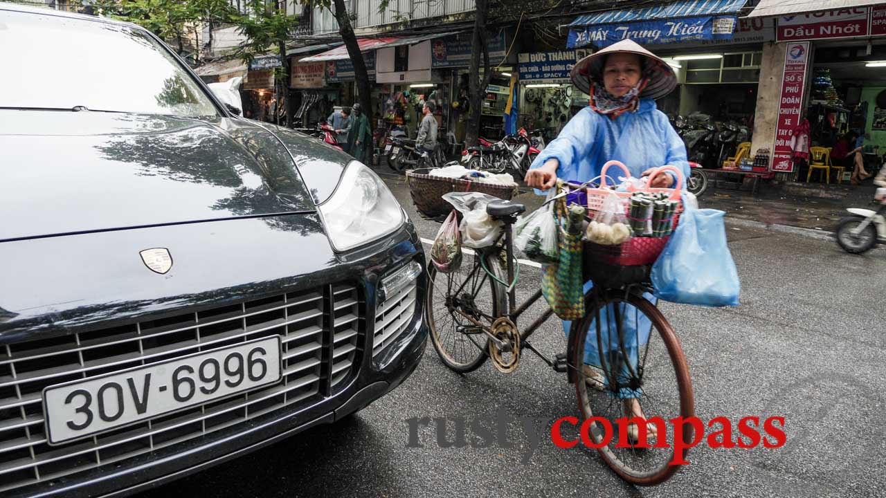 Overtaking a new Porsche, Hanoi